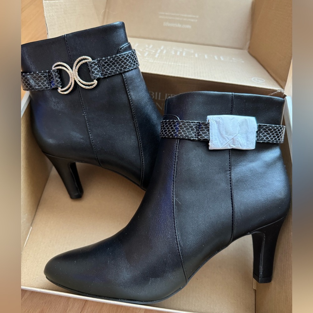 Lifestride black Ankle Boots with Decorative Straps
Flex Sole